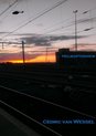 Zonsondergang boven spoorlijn met "Helikopterview" tekst en "Cédric van Wessel" op een boek.