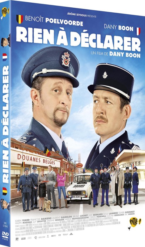 DVD-hoes met twee douaniers in uniform die elkaar aankijken. Achter hen, een groep douaniers en burgers.