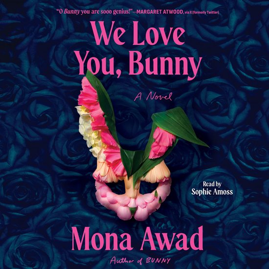 Boekcover met de titel 'We Love You, Bunny' door Mona Awad, met een konijnenmasker gemaakt van bloemen op een achtergrond van donkere rozen.
