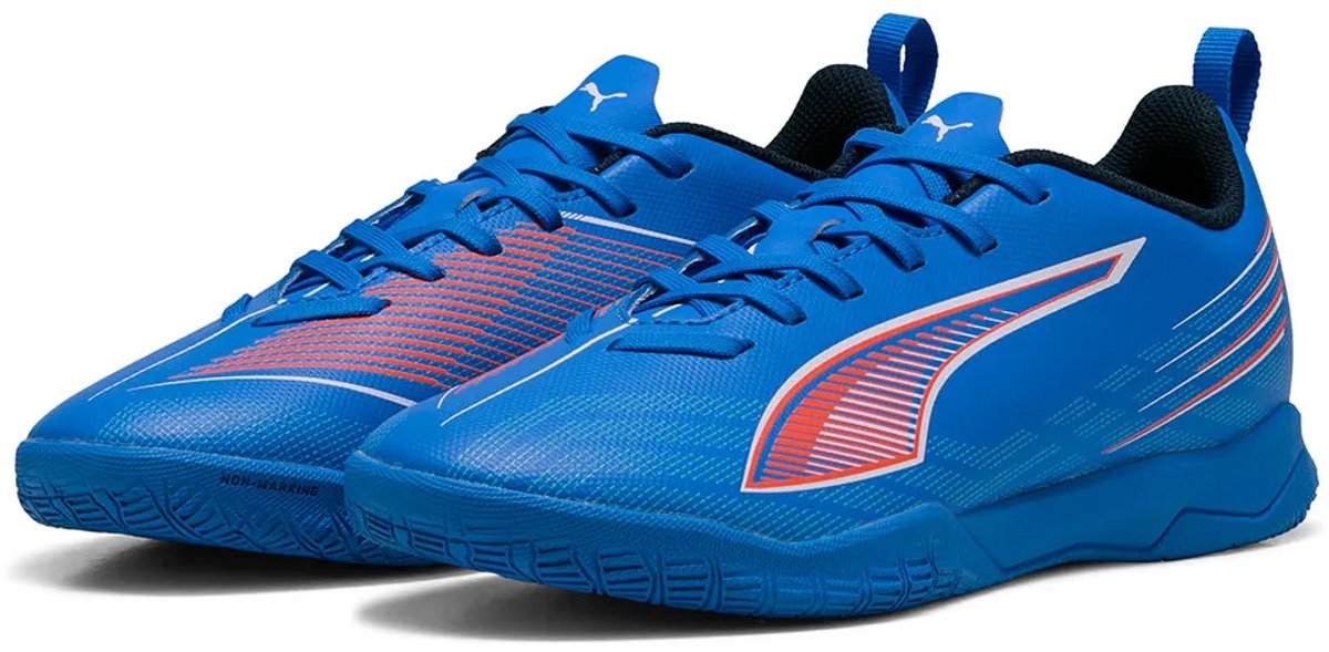 Puma Ultra 6 voetbalschoenen in blauw, EU 35 1/2, met technisch mesh bovenwerk en lichtgewicht steunframe.