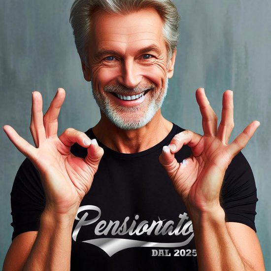 Grijsharige man met baard draagt zwart T-shirt met zilveren 'Pensionato DAL 2025' tekst en maakt OK-gebaren.