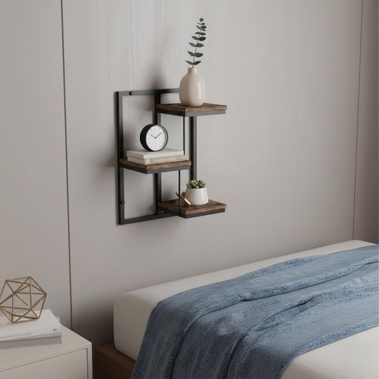 Industrieel wandrek met bruine planken, boven een bed, gedecoreerd met klok en plant.