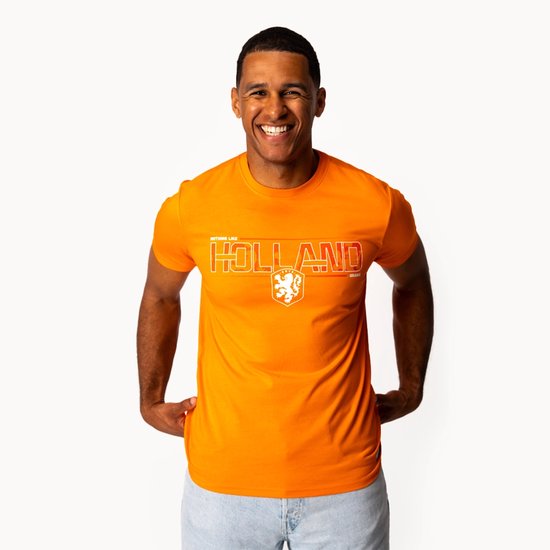 Man draagt een oranje t-shirt met 'HOLLAND ORANJE' en een leeuwenwapen opdruk.