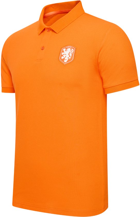 Polo orange pour hommes avec logo KNVB sur la poitrine, vue de côté.