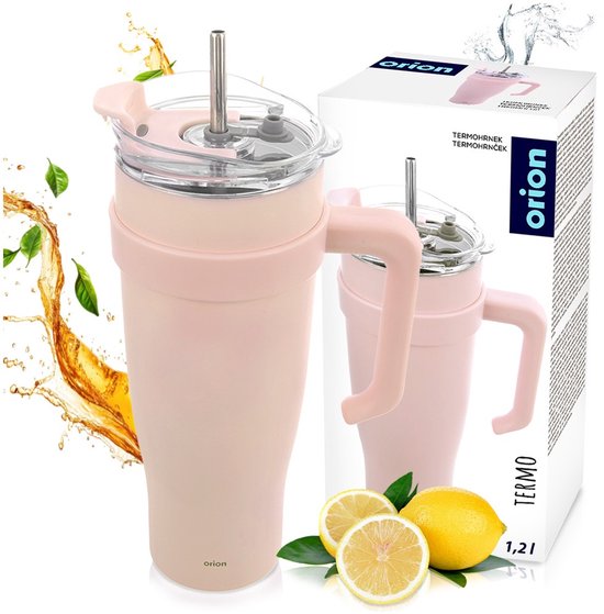 Roze thermosbeker met deksel, handvat, en een rietje, naast citroenen en bladeren. De doos van de beker is op de achtergrond.