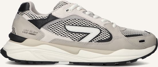 Detail van een beige sneaker met mesh en leren panelen in zwart en beige.