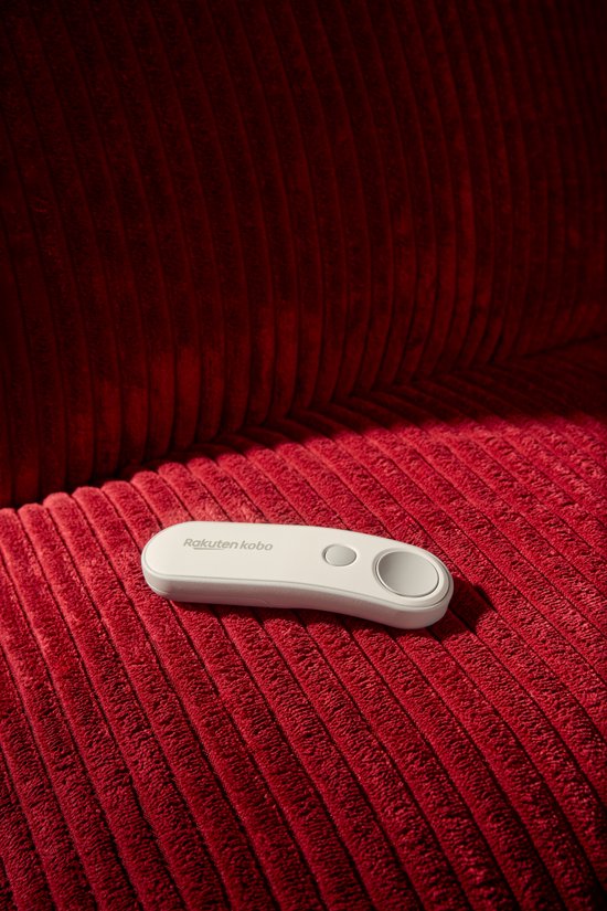 Witte Kobo afstandsbediening op een rode geribbelde bank, met de tekst 'Rakuten Kobo'.