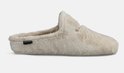 Zijaanzicht van de crèmekleurige, pluizige pantoffel met een klein zwart Scapa-label.