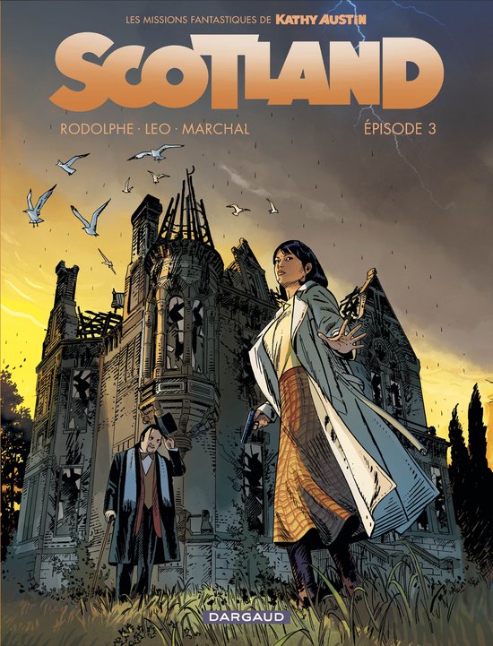 Katy Austin staat voor een afgebrand landhuis, met een man naast zich. Vogels vliegen rond de wolken, links van de titel "Scotland".