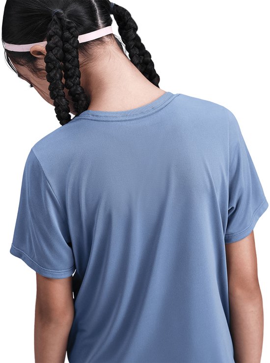 Achterkant van een blauw Nike t-shirt met witte swoosh, gedragen door een meisje met gevlochten haar.