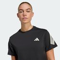 Close-up van vrouw in zwart sportshirt met witte Adidas strepen op de mouw.