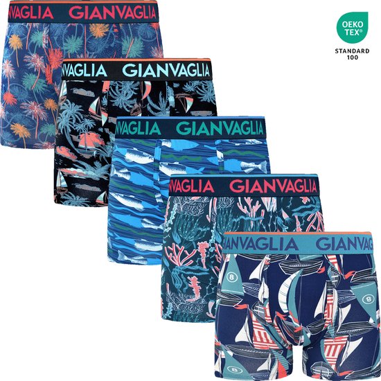 Een stapel van vijf boxershorts met verschillende prints: tropisch, zeilboten, vissen en koraal.