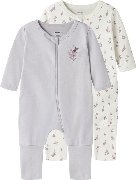 Deux pyjamas : un article de couleur claire à imprimé floral et un article gris clair à fleurs brodées.