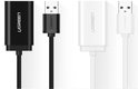 Zwarte en witte UGREEN USB naar 3.5mm audio adapters.