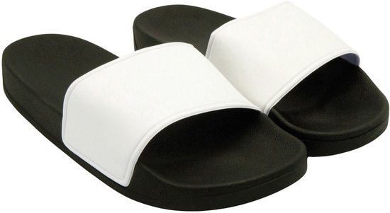 Paar zwarte slippers met brede witte banden.