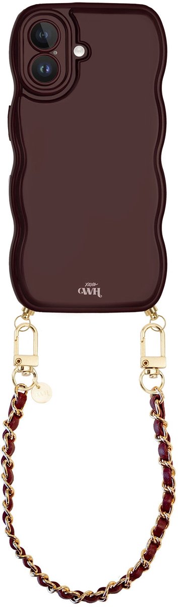 xoxo Wildhearts Glossy Wavy Cord Case Burgundy - Geschikt voor iPhone 16 Plus - Classic Chain - Kort koord - Glimmend telefoonhoesje met golven - Hoesje met koord - Bordeaux rood met gouden ketting - Telefoonkoord - Korte variant koord