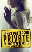 Een vrouw in een witte top, met een hand tegen een raam. Gele nummerplaat met "JAMES PATTERSON PRIVATE DE HOOFDOPDRACHTE".
