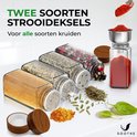 Quatre pots à épices en verre avec couvercles en bois, remplis d'épices et d'herbes. La poudre de paprika est versée à travers un entonnoir.