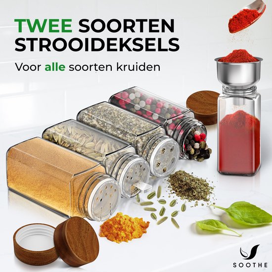 Quatre pots à épices en verre avec couvercles en bois, remplis d'épices et d'herbes. La poudre de paprika est versée à travers un entonnoir.
