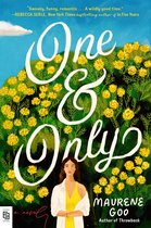 Boekcover met de titel "One & Only" in witte sierlijke letters. Een vrouw in een gele jurk en wit vest staat voor een heuvel bedekt met gele bloemen.