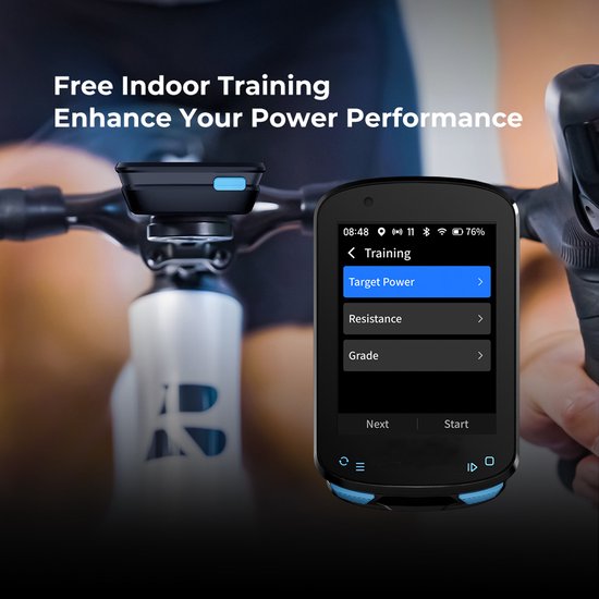 Zwarte fietscomputer met blauwe accenten, gekoppeld aan een racefiets in een trainingsstudio.