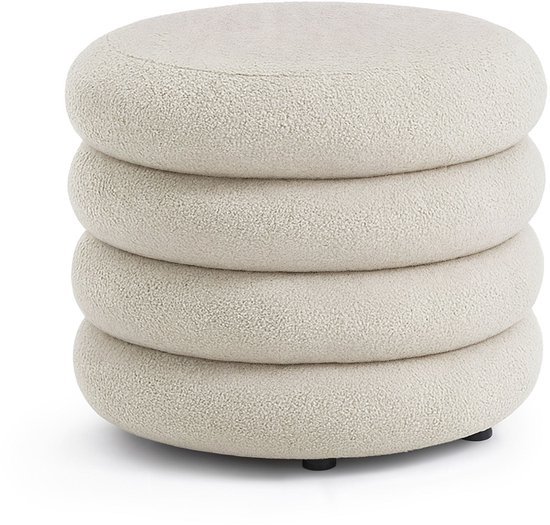 Une photo produit d'un pouf rond, couleur crème, empilé en quatre couches. Le pouf a une texture douce en tissu teddy.