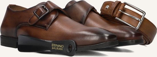 Een bruine leren schoen met gesp sluiting en een bijpassende riem, met schoenspanner.