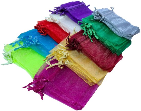 Stapel van tien gekleurde organzazakjes met trekkoord sluiting, inclusief paars, groen, blauw, rood, geel, magenta, wit, paars, groen en zilver.