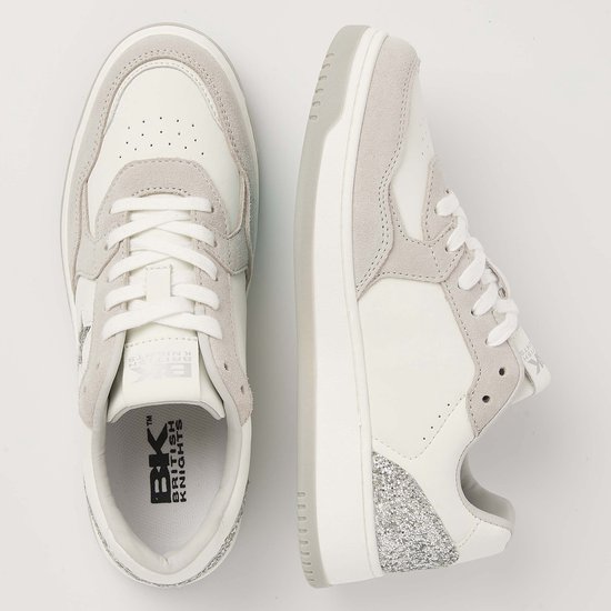 Wit met grijze suède details en glitter op de zijkant. Veterschoenen met zilverkleurige ster.