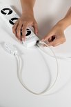 Vrouw koppelt witte kabel aan witte SpeedComfort radiator ventilator.