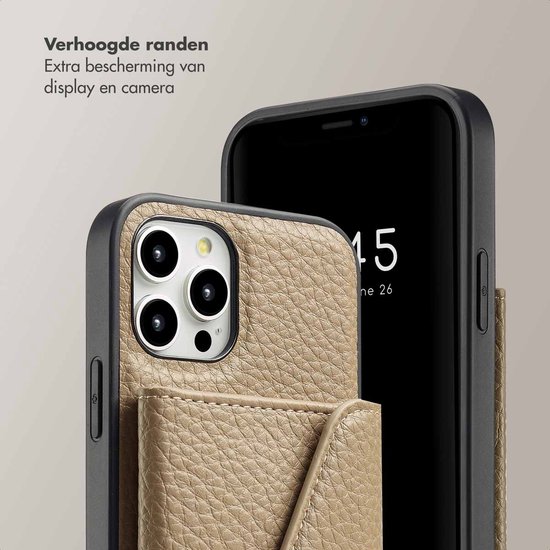Close-up van een beige telefoonhoesje met pashouder, 'Verhoogde randen' tekst.
