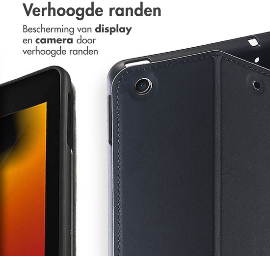 Dichtbij opname van een zwart kunstleren tablet hoesje, met verhoogde randen rond de camera.
