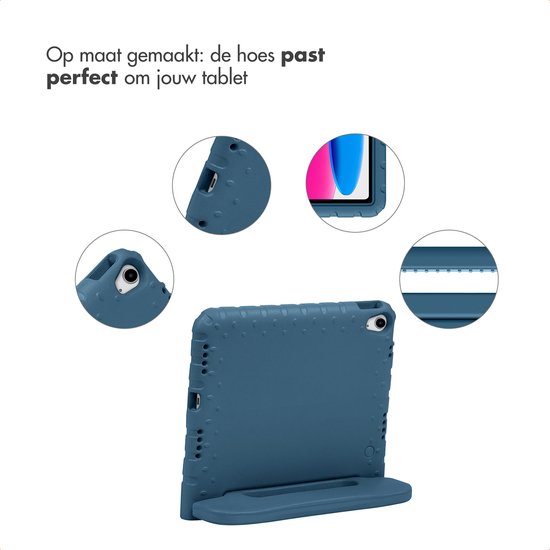 Gedetailleerd overzicht van een blauwe tablet hoes met opengewerkte details en een tablet.
