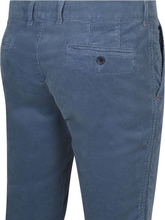 Detail achterkant blauwe corduroy chino broek met opgestikte zak en knoop.