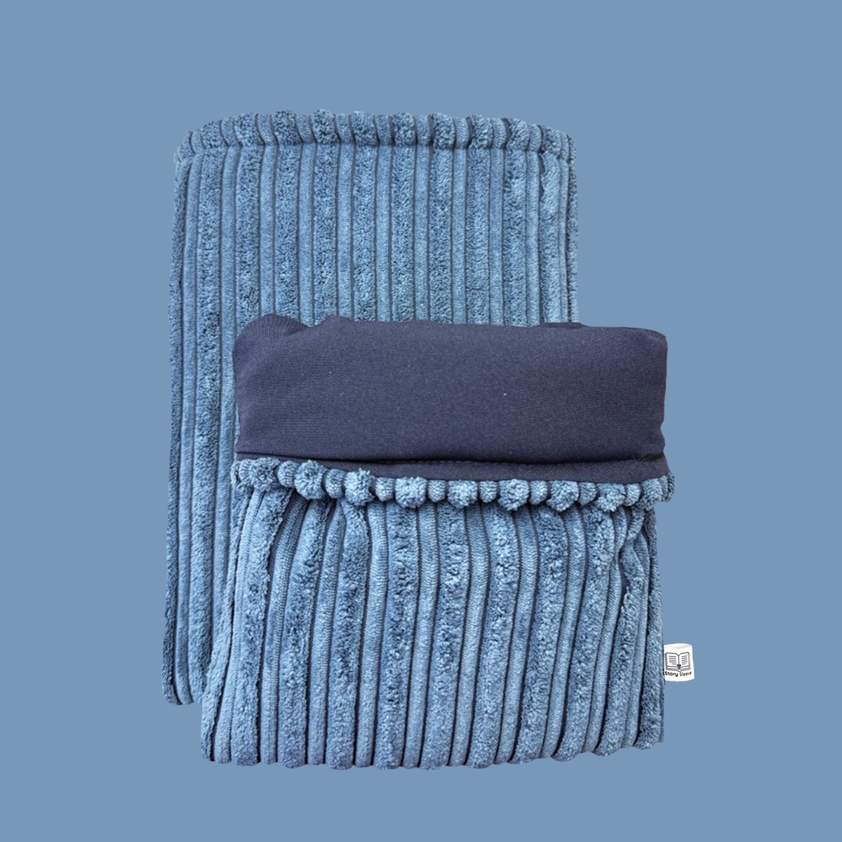 Story Sleeve - Book Sleeve / Tablet Sleeve Double Rib Blue - 32 x 25 cm - Ook geschikt voor IPad / Tablet - Boekenhoes - Boekbeschermer - Boekhoes - Booksleeve - Voor boek