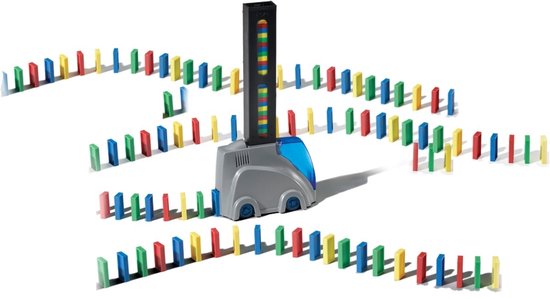 Grijze "auto" met blauwe cabine, geplaatst in een kronkelend spoor van 400 kleurrijke dominos.