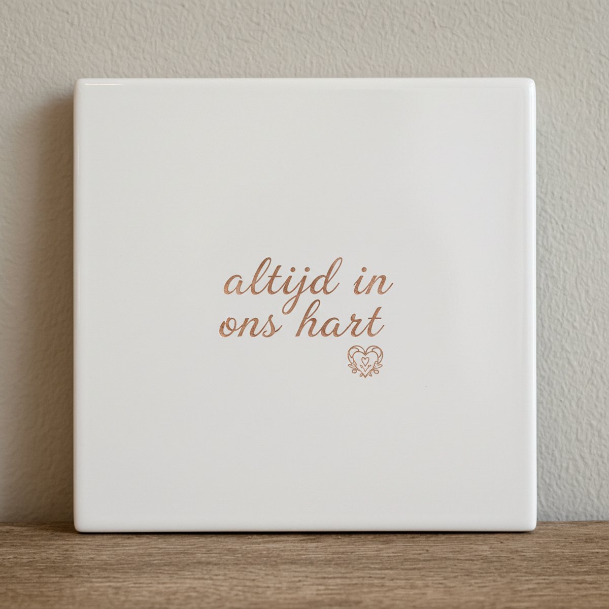 Nevolis Altijd in Ons Hart – Warme Herinneringsquote Keramische Tegel 15 × 15 cm | Elegante Herdenkings Woondecoratie Multi Color