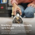 Close-up van de reinigingsmond van de BISSELL SpotClean C5 die een vlek op de vloer reinigt.