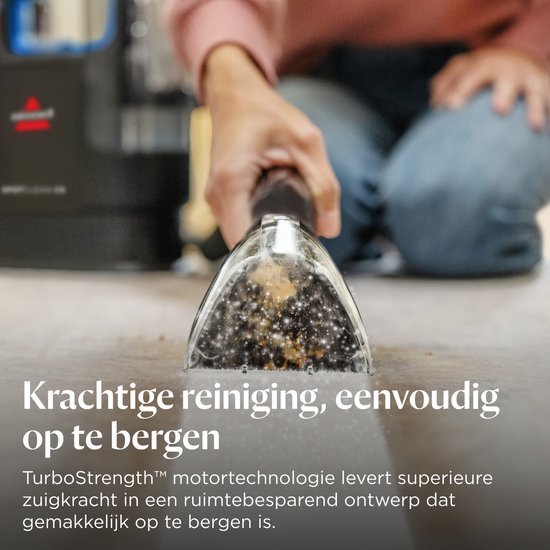 Close-up van de reinigingsmond van de BISSELL SpotClean C5 die een vlek op de vloer reinigt.