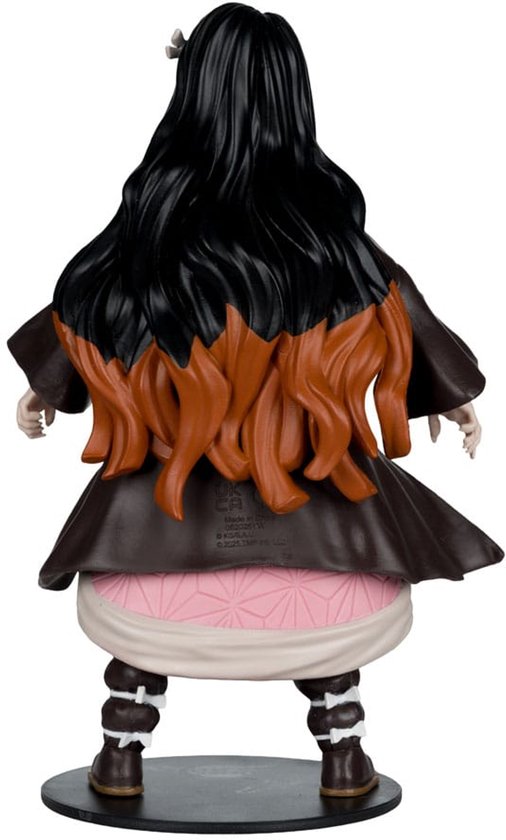 Achterkant van het actiefiguur Nezuko Kamado, met lange zwarte en bruine haren en haar traditionele outfit.