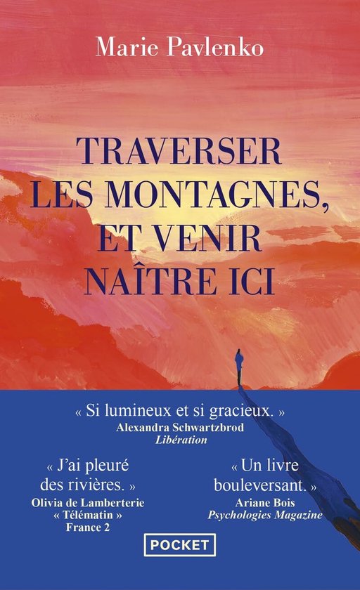Boekomslag met de titel 'Traverser les montagnes, et venir naître ici' en de naam van de auteur 'Marie Pavlenko'. Een kleine figuur staat op een bergtop, kijkend naar een zonsopgang met rode en oranje wolken.