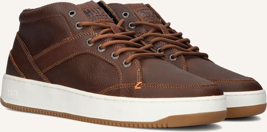 Gedetailleerde close-up van bruine leren mid-top sneakers met witte zolen en bruine veters. Zichtbare stiksels.