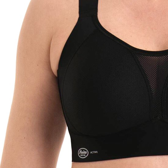 Zwarte sportbeha, detail van de cup met mesh.