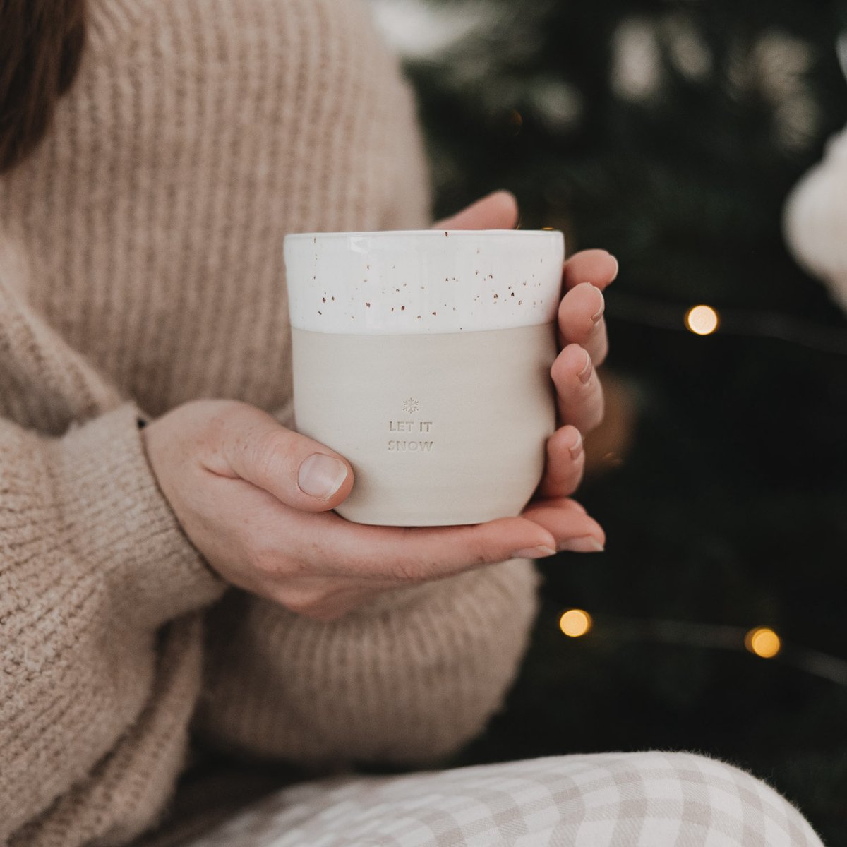 Mok - Let it snow - Kerst - Kerstgeschenk - Tas - Aardewerk - Handgemaakt - Servies - Decoratie - Geschenk - Cadeau - Koffie - Thee - Origineel Cadeau - Uniek - Vrienden - Koffietas - Tas