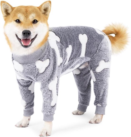 Shiba Inu in grijze pyjama met botjesprint