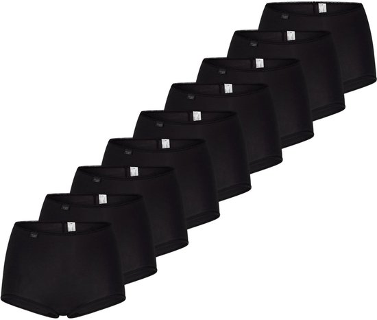 Une rangée de neuf slips maxi noirs sloggi.