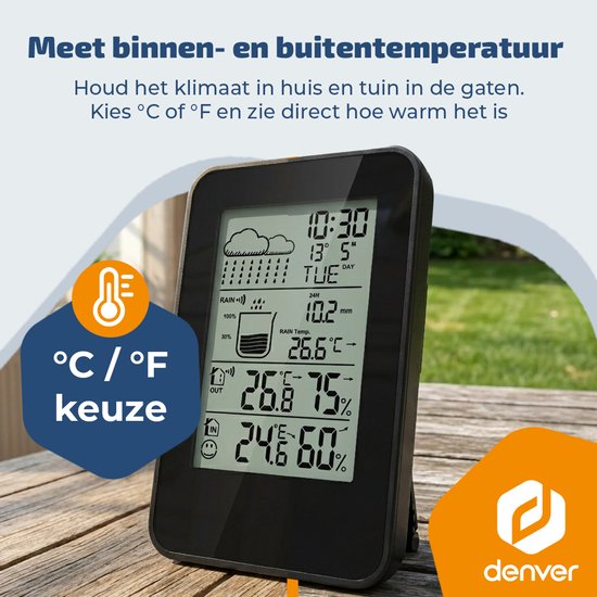 Zwart weerstation op een houten tafel, met een display dat buitentemperatuur van 26.8°C en binnentemperatuur van 24.6°C toont. Keuze uit °C/°F.