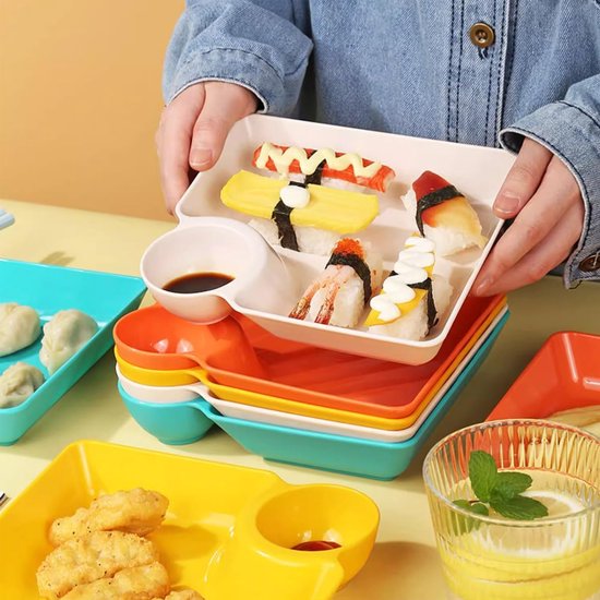 Handen die een gestapelde set witte, groene, oranje en gele serveerschalen vasthouden, gevuld met sushi.