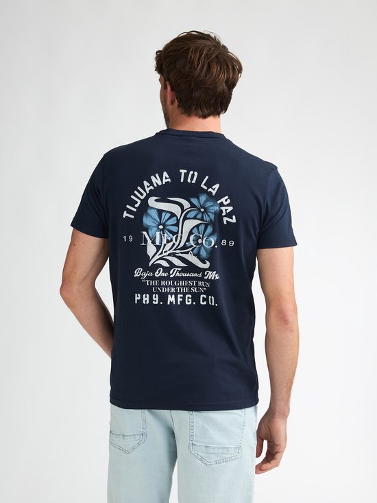 Man met donkerblauw T-shirt met grafische print van bloemen en tekst op de rug.
