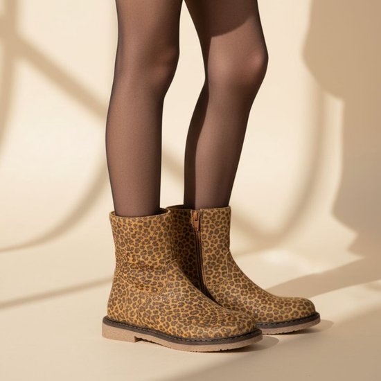 Bruine suède enkellaarsjes met panterprint en glitter, gedragen met zwarte panty.